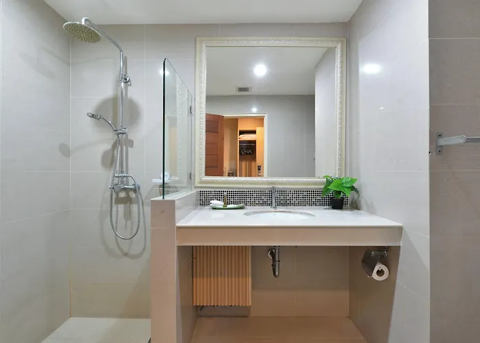 Three Seasons Hotel 5*